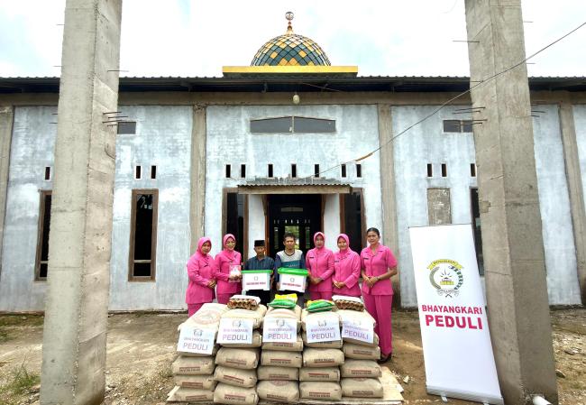 Sentuhan Nyata Bhayangkari Tapung Hulu Dukung Pembangunan Masjid Ar-Rayhan