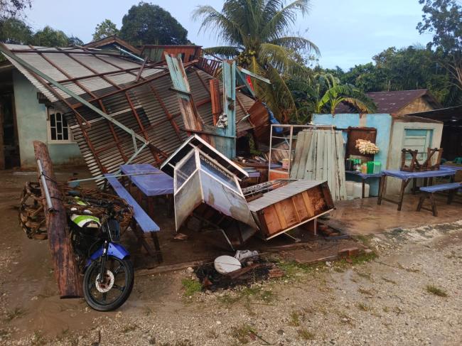 Warung Sate di Desa Padang Mutung Porak Poranda Akibat Angin Puting Beliung