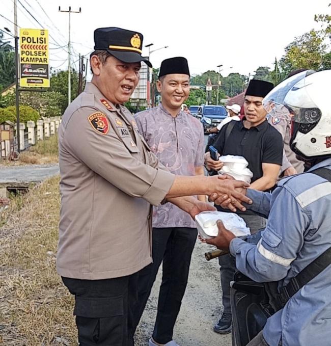 Polsek Kampar dan Bhayangkari Gelar Aksi Berbagi Takjil di Jalan Raya, Bangun Kehangatan Ramadhan