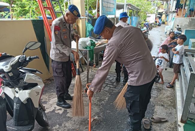 Ditpolairud PMJ Bersih-Bersih Masjid di Penjaringan, Dukung Gerakan Indonesia Asri