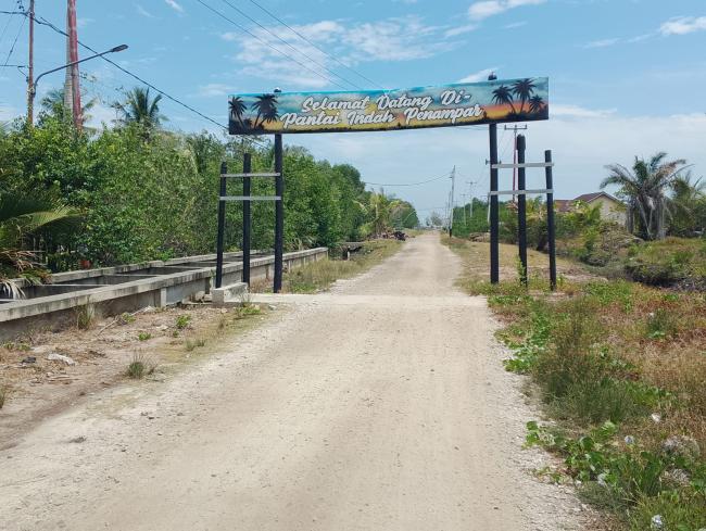 Jalan Poros Dusun Penampar Desa Deluk Sudah 16 Tahun Tidak Tersentuh Beton Atau Aspal