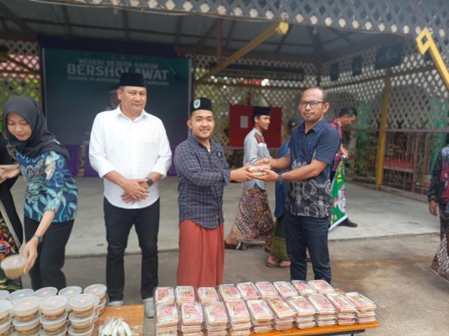Polres Bengkalis Bagikan 140 Porsi Takjil di Ponpes Sholawat Al Burdah Baa Khaalish
