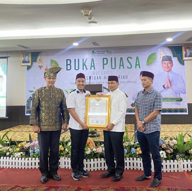 PeHR Anugerahkan Maklumat Hari Ekosistem Riau kepada Kapolda Riau