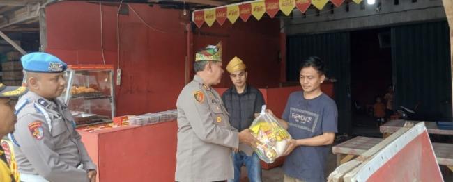 Polsek Kampar Bantu Korban Angin Puting Beliung Bersama PT. Green Palma