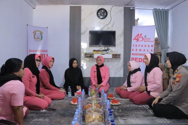 Sentuhan Hangat Bhayangkari untuk Keluarga Alm. Aiptu Apendra