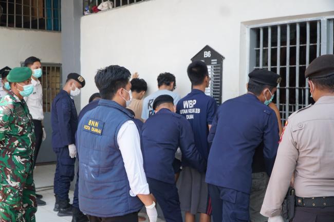 Rutan Dumai Gandeng APH, Gelar Razia Blok Hunian dan Tes Urin Pegawai serta Warga Binaan