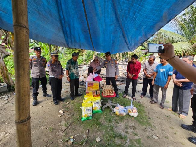 Kapolsek Siak Hulu Salurkan Bansos untuk Korban Kebakaran Rumah, Berupa Sembako dan Uang Tunai