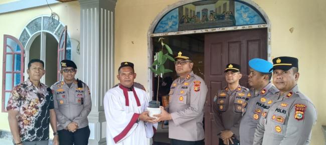 Kapolres Kampar Patroli dan Kunjungi Gereja di Hari Jumat Agung, Berikan Bibit Pohon