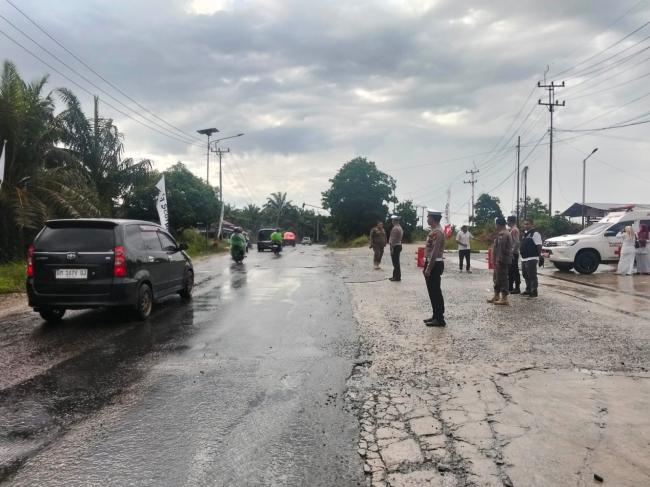 Personel Posyan KM 100 XIII Koto Kampar Sigap Atur Lalu Lintas, Pastikan Perjalanan Pemudik Lancar d