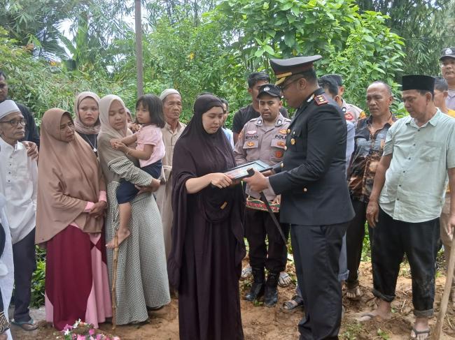 Kapolri Berikan Kenaikan Pangkat Luar Biasa kepada Aiptu Apendra yang Gugur Kawal Malam Takbiran