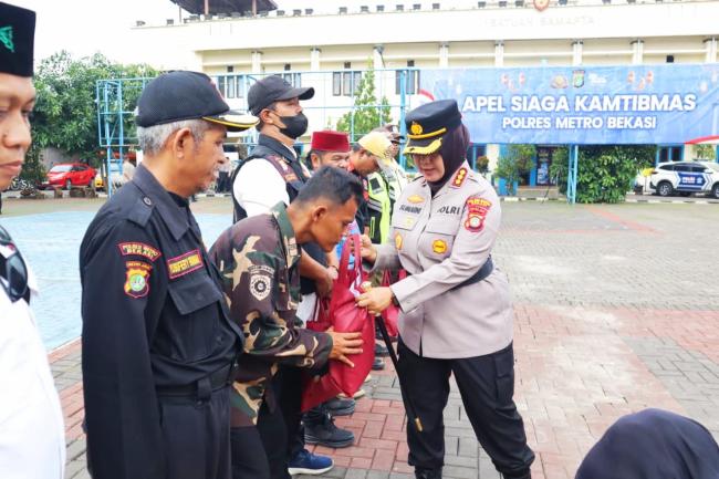 Polres Metro Bekasi Bagikan 500 Paket Sembako Usai Apel Siaga Kamtibmas, Perkuat Sinergi dengan Masy