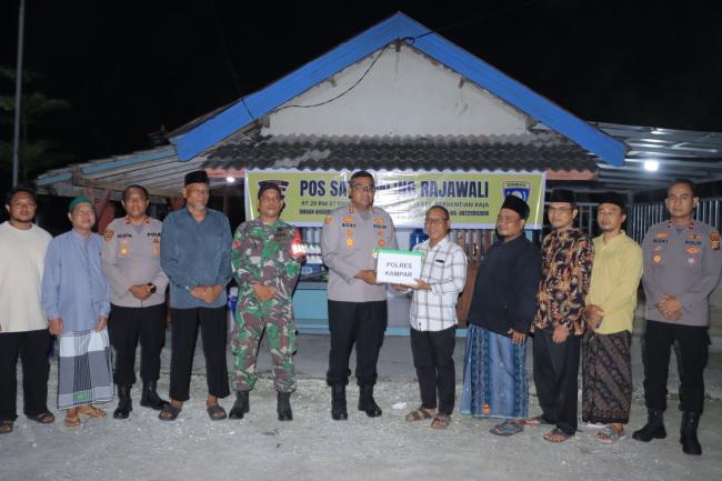 Kapolres Kampar Kunjungi Pos Satkamling Desa Hangtuah, Serahkan Bantuan dan Dengarkan Aspirasi Warga