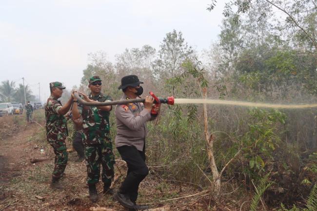 Danrem 031/Wira Bima Tinjau Langsung Pemadaman Karhutla di Dumai, Sinergitas TNI-Polri dan Pemda Dip