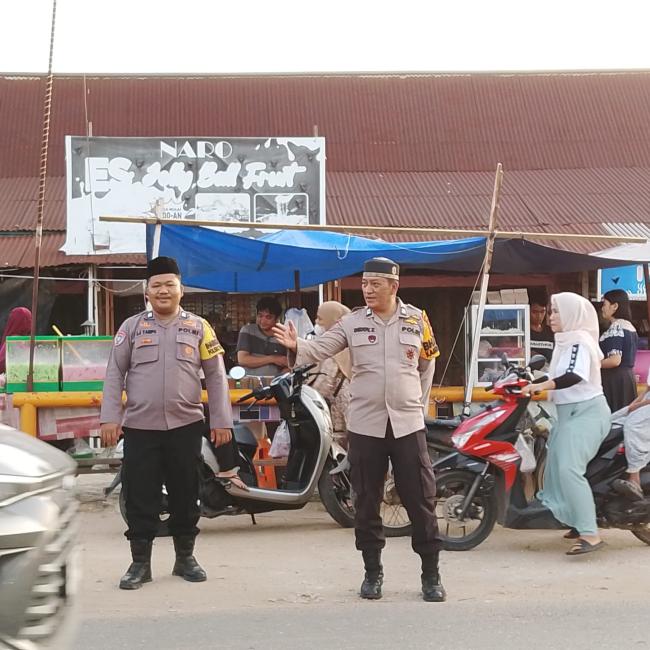 LALU LINTAS SEMRAWUT, BHABINKAMTIBMAS POLSEK TAPUNG HULU PASANG BADAN DI PASAR SUKARAMAI
