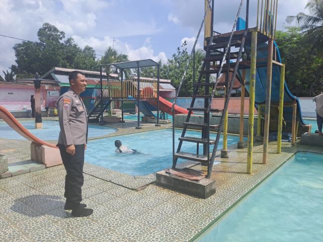 Jaga Keselamatan Wisatawan, Bhabinkamtibmas Tapung Hilir Ingatkan Pengunjung